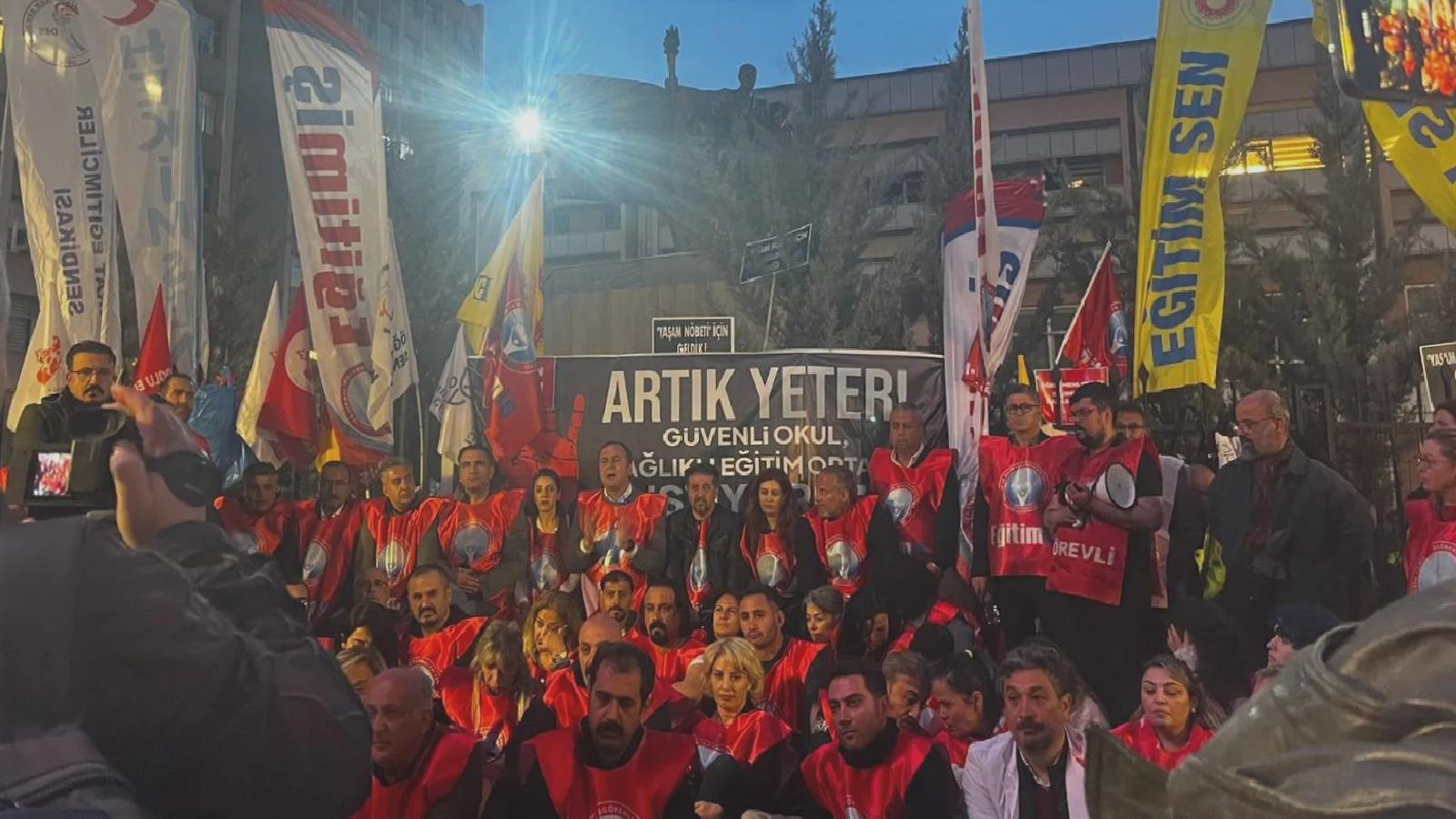 Öğretmenlerden Milli Eğitim Bakanlığı önünde “yaşam nöbeti”; “Yusuf Tekin istifa” sloganları