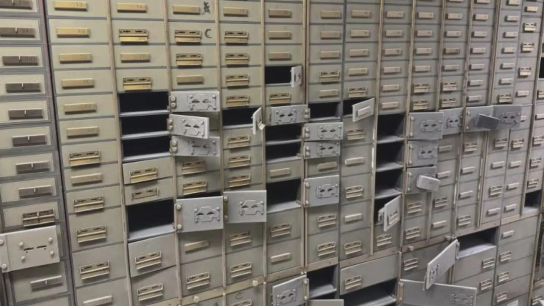 Soygunda 25 kişiyi rehin aldılar, banka zeminindeki delikten kaçtılar