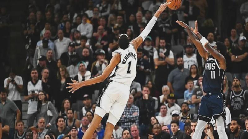 Victor Wembanyama ilki başardı; yılın savunmacısı seçildi