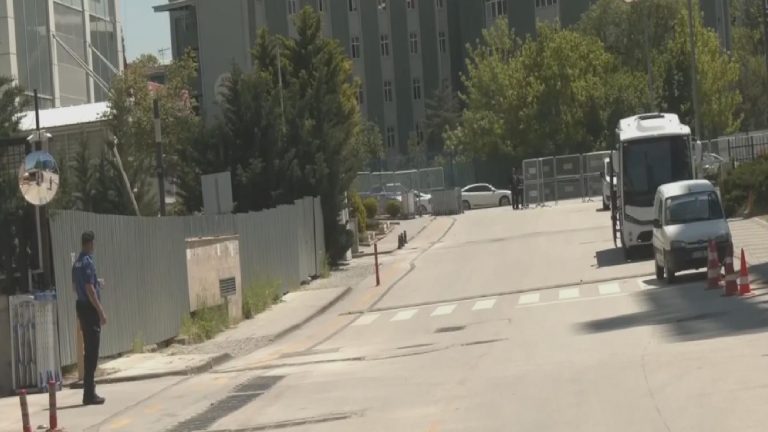 CHP Genel Merkezi’nin önündeki 9 Eylül Caddesi polis tarafından yaya ve araç trafiğine kapatıldı