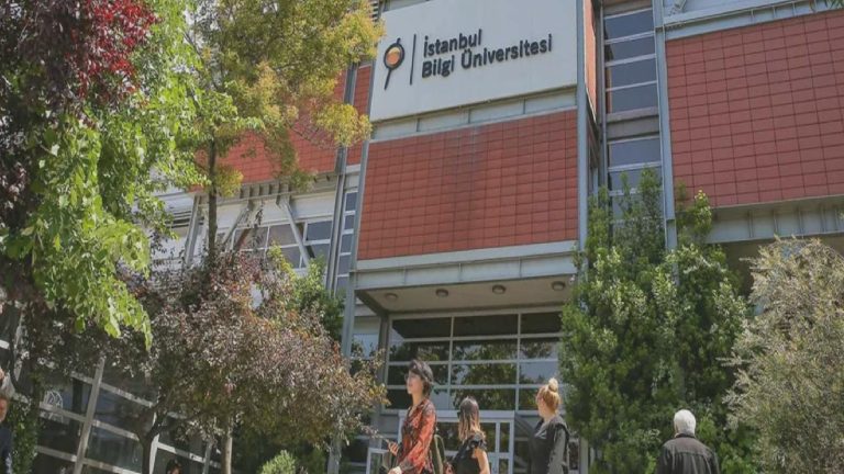 Davutoğlu’ndan Cumhurbaşkanı Erdoğan ve YÖK’e “üniversitelere güveni sarsan adımlardan kaçının” çağrısı