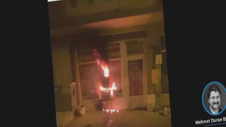 Gazete ofisini ateşe verdi, canlı yayınladı: Cumhurbaşkanı’na sesleniyorum, kaymakamla yolsuzluk yapıyorlar