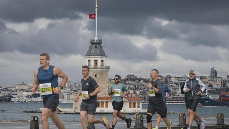 İstanbul yağmurda koştu