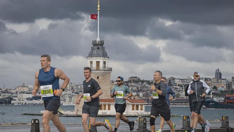 İstanbul yağmurda koştu