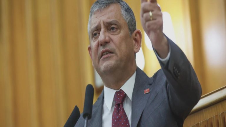 Özgür Özel: Bakanlıktan soruşturmalarla ilgili bütün bilgileri deşifre ediyorlar, gruplardan, hükmedebildikleri muhabirlere mesajlar gönderiyorlar