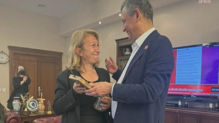 Özgür Özel, genel başkanlık mührünü CHP’li Süreyya Öneş Derici’ye emanet etti