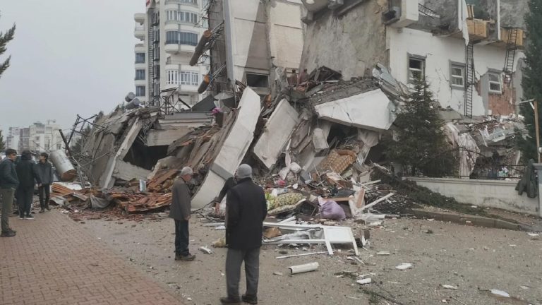 65 kişiye mezar olan Sueda Kent Sitesi davası: Sanık avukatları ve aileler arasında “depremin büyüklüğü” tartışması