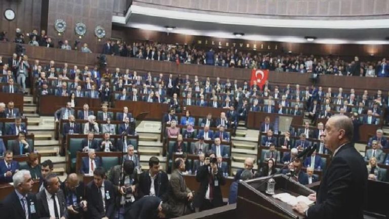 AKP’de “çözülme ve kopuş” iddiaları: Parti toplantılarında gerçek gündem konuşulmuyor; milletvekilleri çalışmalara katılmıyor