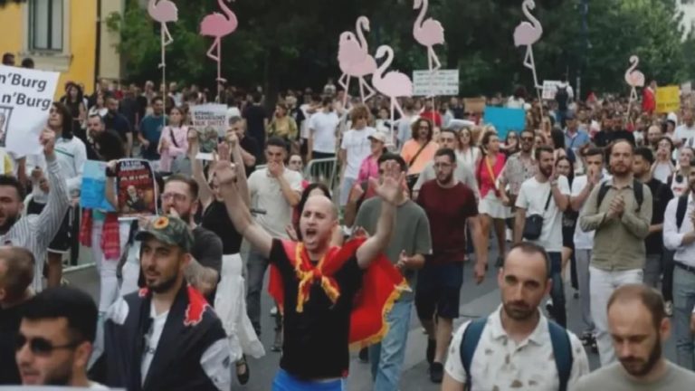Arnavutluk’ta ‘flamingo’ protestoları: Nasıl başladı, neler yaşandı?