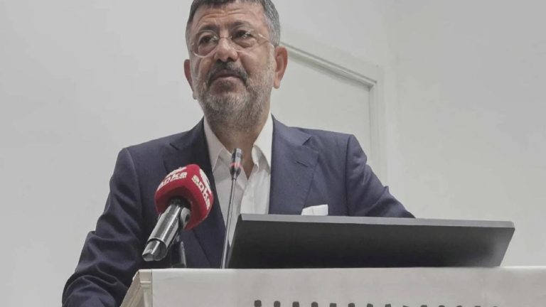 Atatürkçü Düşünce Derneği’nin konferansında konuşan Veli Ağbaba: Tek suçum Özgür Özel’in yol arkadaşı olmak; boynumu veririm, boyun eğmem