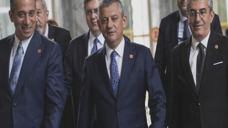 CHP’de gözler yarına çevrildi: Özel’e yakın isimler olağanüstü kurultay için yaklaşık bin delegenin imzasını sunacak