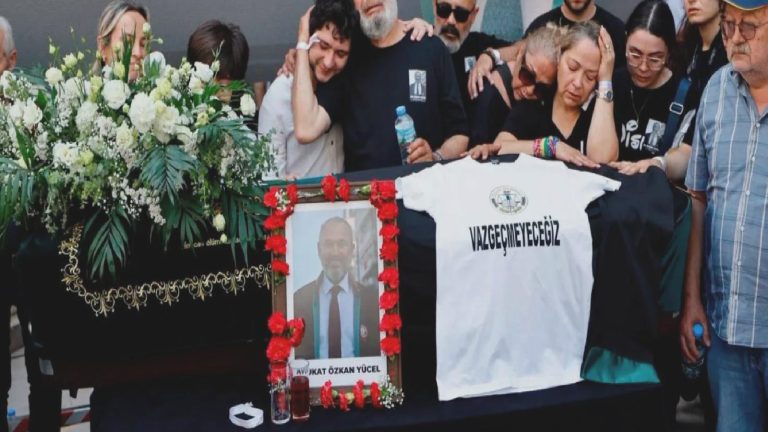 Eski İzmir Barosu Başkanı Özkan Yücel son yolculuğuna uğurlandı