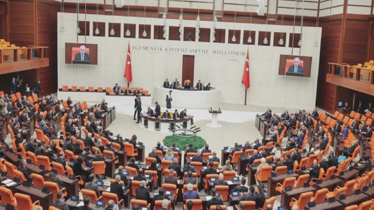 İyi Parti’nin “vize krizindeki aracı şirketler araştırılsın” önergesi AKP ve MHP oylarıyla reddedildi: Bu şirketlerin AKP’li vekillerle ilişkisi var!