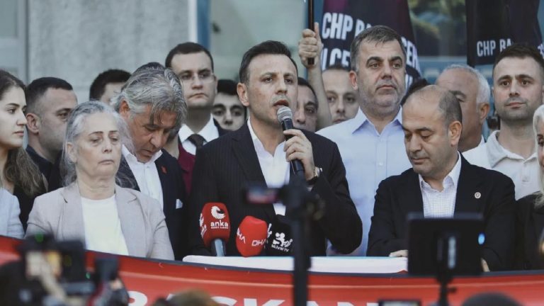Özgür Çelik’ten Silivri ve Beylikdüzü Belediyesi operasyonlarına tepki: Meşruiyetini dışarıdan alanlara teslim olmayacağız!