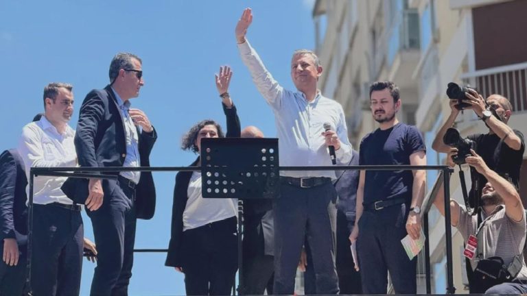 Özgür Özel’den “mutlak butlan” kararına tepki gösteren eski 221 vekile teşekkür