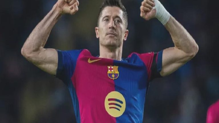Robert Lewandowski imzayı atıyor