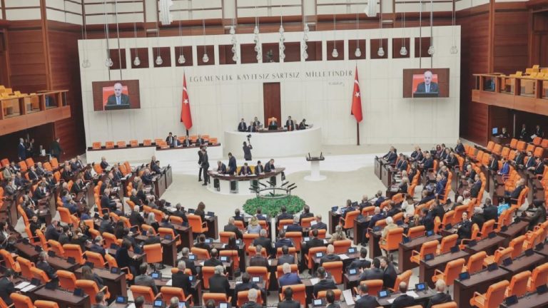 TBMM’de “Mutlak Butlan” tartışması: CHP, AKP’yi sıralara vurarak protesto etti