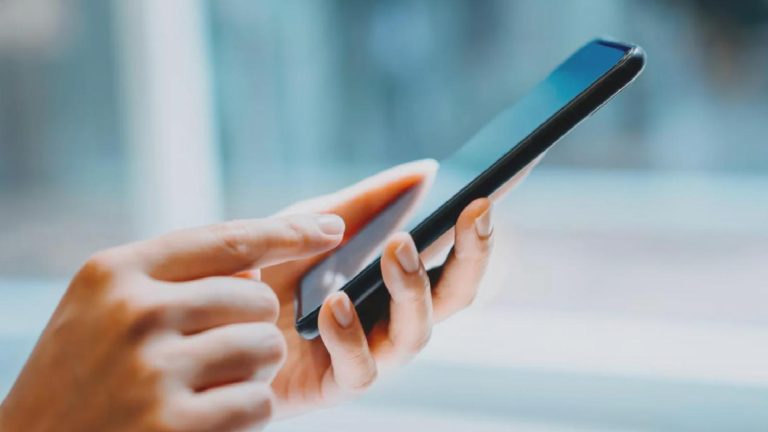 Yargıtay’dan emsal karar: Şirket telefonundaki mesajları okuyan patron tazminat ödeyecek