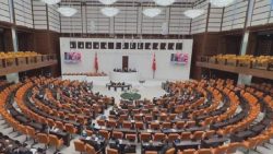 AKP’nin önerisi kabul edildi; çerçeve yasa görüşmesi bugün tamamlanamazsa Meclis takvimi değişecek