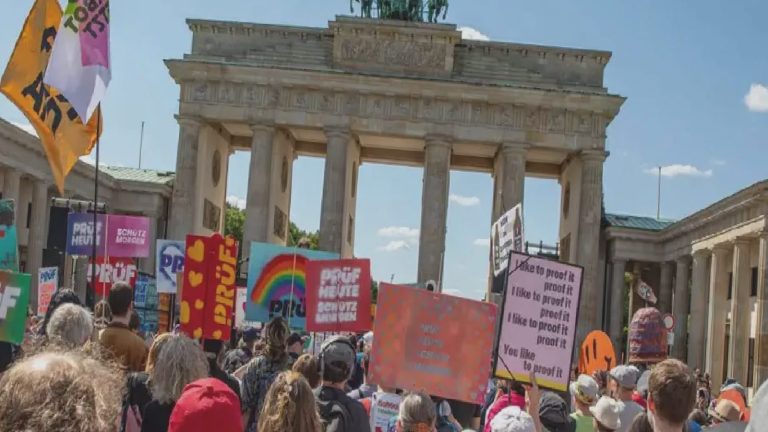 Almanya’da 10 bin kişi AfD’ye karşı sokakta