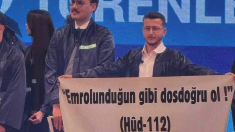Ayetli pankartla gündeme gelmişti: Yeditepe mezunu öğrenci, Cumhurbaşkanı’na hakaretten tutuklandı