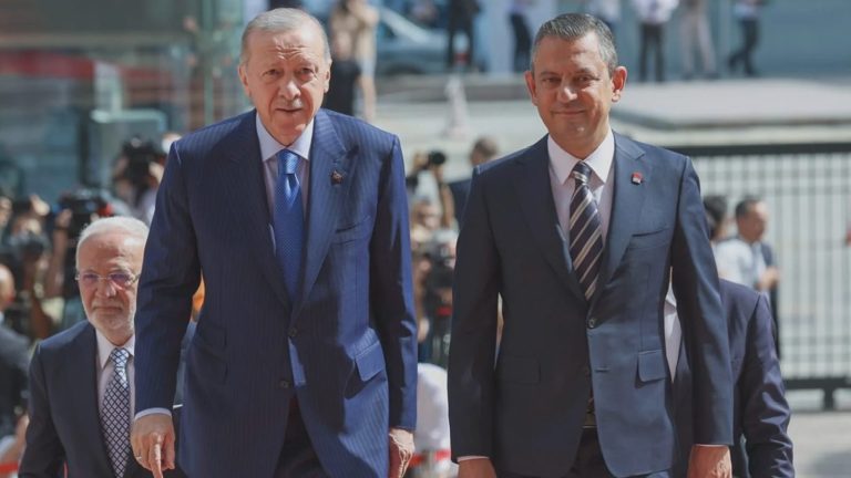 Eski AKP’li siyasetçilerden Yeni Parti yorumu: İlk yola çıktığımızda Erdoğan, ‘Milli Görüş gömleğini çıkardım’ dedi; Özel’in de benzer tavır sergilemesi gerek