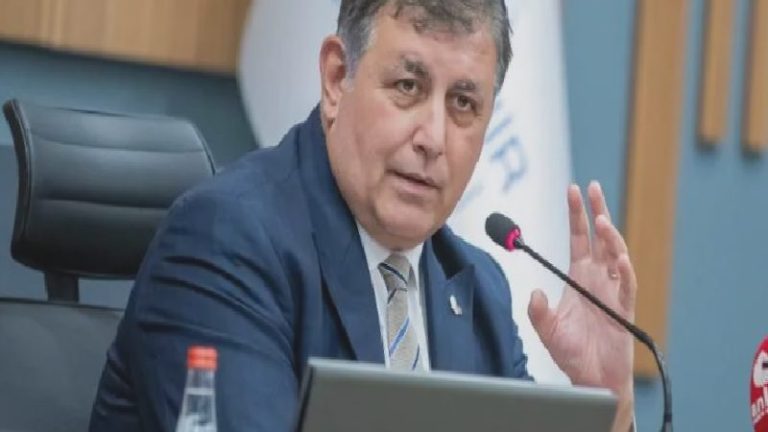 İzmir Büyükşehir Belediye Başkanı Cemil Tugay geçtiğimiz günlerde ayrıldığı CHP WhatsApp grubuna yeniden eklendi