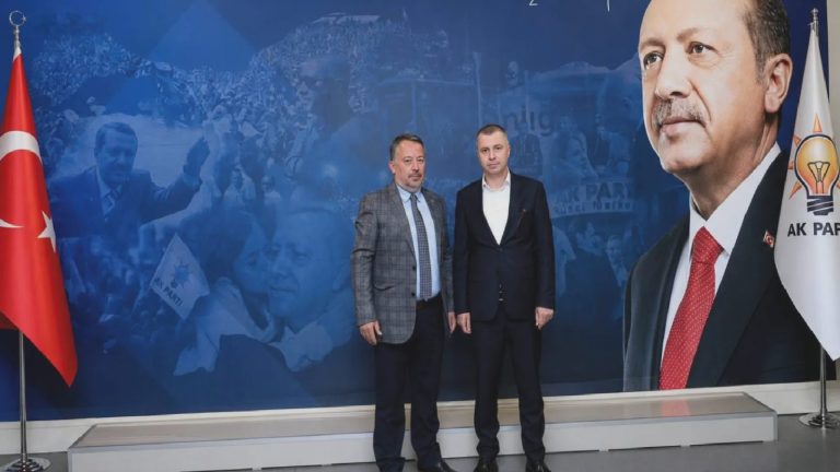 Rakı içerken fotoğrafı çekilen AKP’li İlçe Başkanı görevden alındı: Vicdanım rahat, başım dik