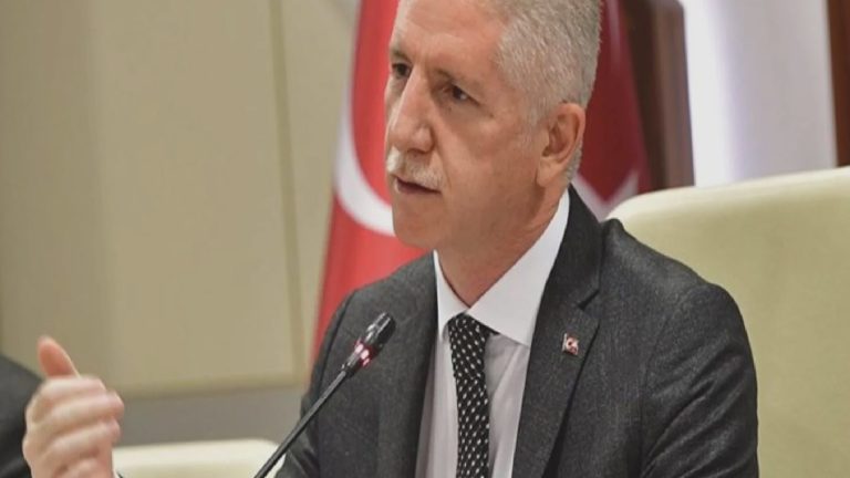 İstanbul Valisi Gül’den Özgür Özel’e ‘Üsküdar’ yanıtı: Kamu görevlilerini hedef göstererek yönetim anlayışınızın ortaya çıkardığı sorumluluğu değiştiremezsiniz