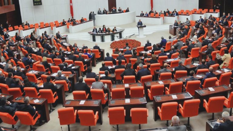 AKP’nin gece yarısı fon önergesine muhalefet tepkisi: Yüz binlerce mağdura ‘bir bardak soğuk su iç’ diyorlar
