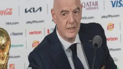 Dünya futbolunun büyük çoğunluğunun desteğine sahip olduğunu söyleyen Infantino, istifa sorusunu gülerek geçiştirdi