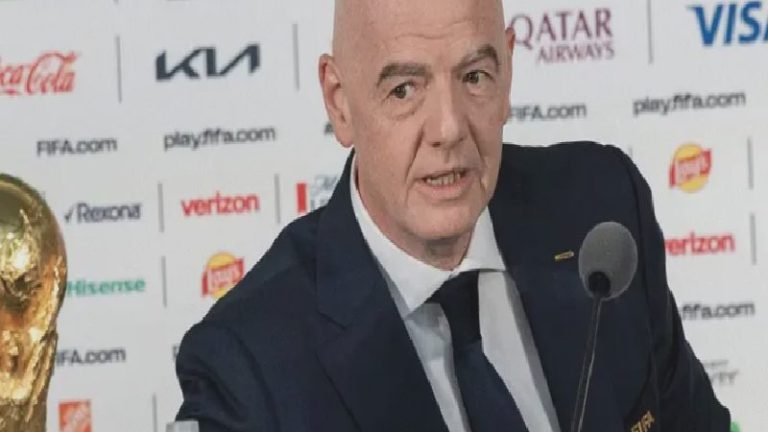 Dünya futbolunun büyük çoğunluğunun desteğine sahip olduğunu söyleyen Infantino, istifa sorusunu gülerek geçiştirdi